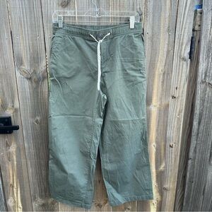 Vuori Sage Green Capris with Drawstring Size Medium
